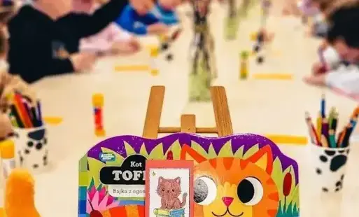 Praca plastyczna – zakładka z dwoma kotkami oraz książka „Kot Tofik”