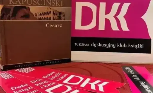 Tytułowe-widoczna książka i zakładki z napisem DKK