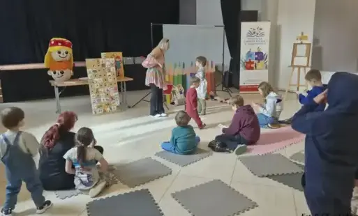 Kobieta z dziećmi podczas zabawy.