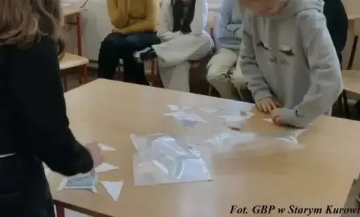 Dwie osoby przy stole podczas zajęć plastycznych.