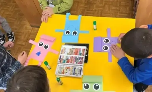 Tytułowe - Dzieci wykonują pracę plastyczną przy stoliku