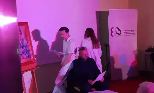 Kamila Pietrzak-Polakiewicz, Tomasz Jan Polakiewicz oraz Konrad Pruszyński odczytują wiersze w klimatycznej scenerii. 