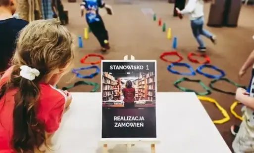 Uczniowie pokonują tor przeszkód. 