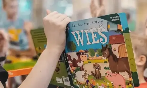Okładka książki „Raz, dwa, trzy… szukam! Wieś”.  
