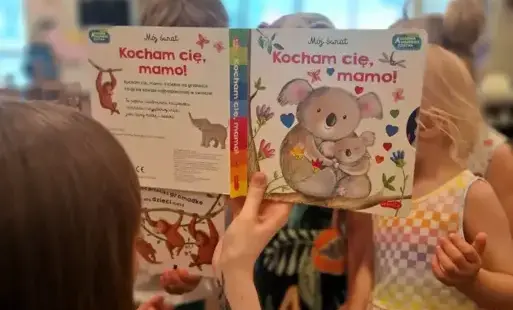 Bibliotekarka czyta dzieciom książkę.
