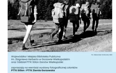 Plakat z czarno-białym zdjęciem grupy ludzi idących z plecakami górską ścieżką, w tle widać pasmo górskie i lasy. Poniżej zdjęcia znajduje się tekst:  Wojewódzka i Miejska Biblioteka Publiczna im. Zbigniewa Herberta w Gorzowie Wielkopolskim oraz Oddział P