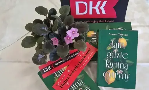 W kompozycji tytułowej  omawiane książki leżą na stole. Obok  jest kwiat doniczkowy i zakładki z logo DKK.