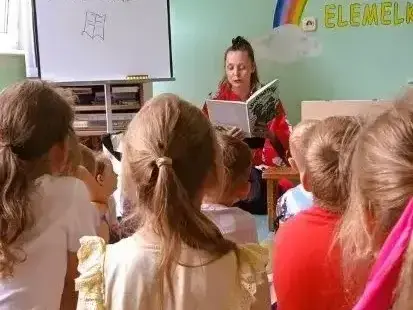 Czytanie Lokomotywy Tuwima przez gościa.