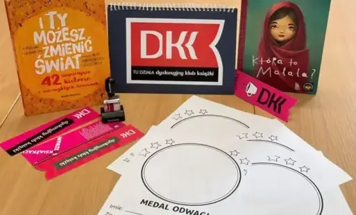 Książka K. Grabarczyk „ I Ty możesz zmienić świat”, napis DKK, zakładki DKK oraz materiały do wykonania pracy plastycznej.