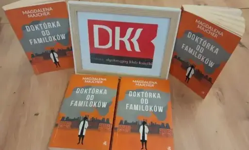 ekspozycja omawianej książki – 4 egzemplarze na tle tabliczki z napisem DKK
