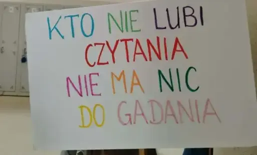 Kolorowy transparent z hasłem: kto nie lubi czytania, nie ma nic do gadania