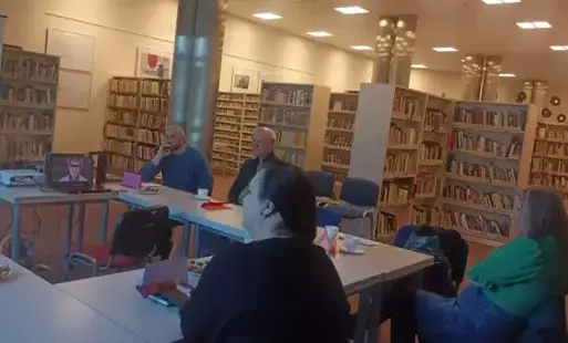 uczestnicy spotkania siedzą przy stole
