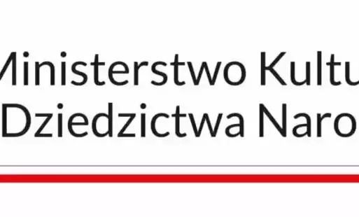 Grafika z logo Ministerstwa Kultury i Dziedzictwa Narodowego. Biały orzeł z godła polskiego z żółtymi łapami, dziobem i koroną, obok na prawo napis 'Ministerstwo Kultury i Dziedzictwa Narodowego, a pod napisem podłużna, biało-czerwona flaga Polski.