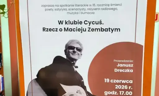 fragment plakatu - zaproszenie na spotkanie literackie z podobizną Macieja Zembatego trzymającego gitarę z informacjami jak pod plakatem głównym w kalendarzu