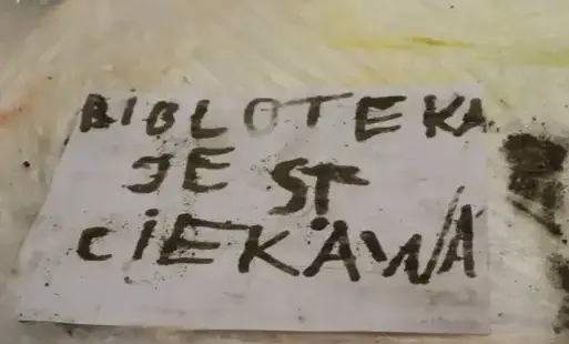 Kartka z napisem: biblioteka jest ciekawa