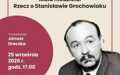Fragment plakatu promującego wydarzenie. Na jasnobeżowym tle czarno-białe zdjęcie poety w garniturze. Centralnie tytuł: „Mała niedziela. Rzecz o Stanisławie Grochowiaku”. Po lewej stronie podano szczegóły wydarzenia jak powyżej plakatu.