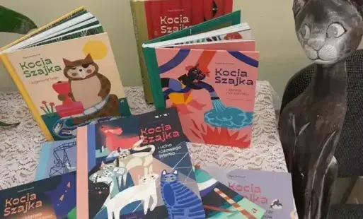 ekspozycja serii książek  „ Kocia Szajka” Agaty Romaniuk