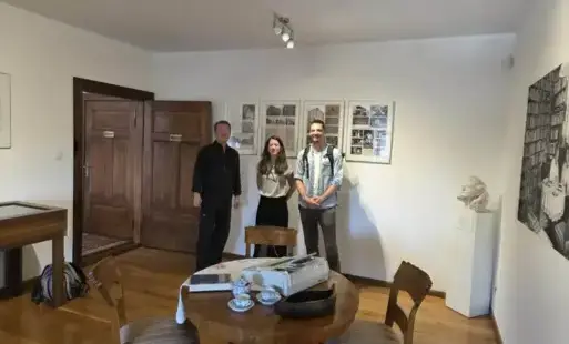 Trzy osoby w gabinecie Christy Wolf pozują do zdjęcia