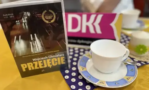 Opakowanie audiobooka, filiżanka i napis DKK.