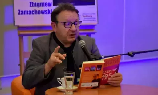 Osoba trzyma w dłoni książkę