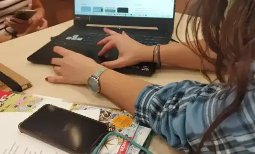 widok na otwarty laptop i dłonie na klawiaturze