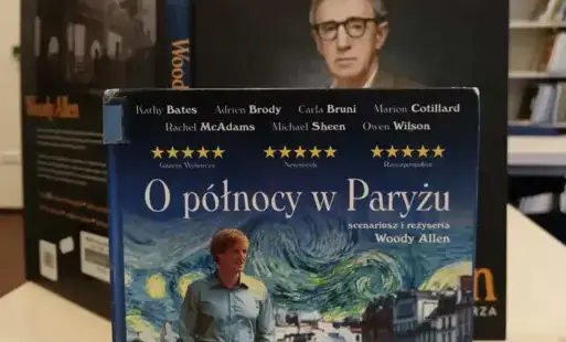Film DVD O północy w Paryżu i książka o Woody Allenie.