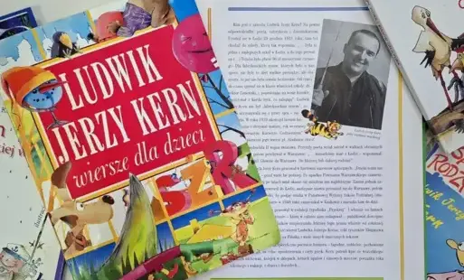 Na stole leżą książki z wierszami Ludwika Jerzego Kerna oraz jego biografia ze zdjęciem.