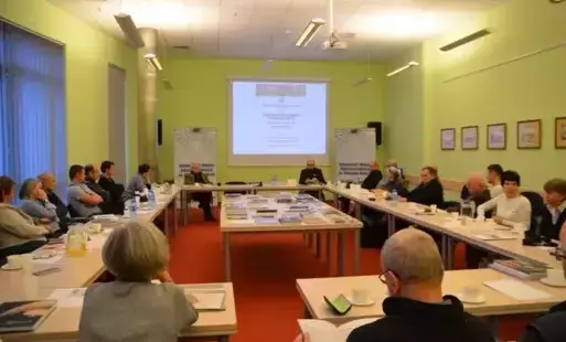 Wydawcy i autorzy zgromadzeni wokół stołów połączonych w literę O. Na środku ogromny stół, na którym znajdują się publikacje regionalne.