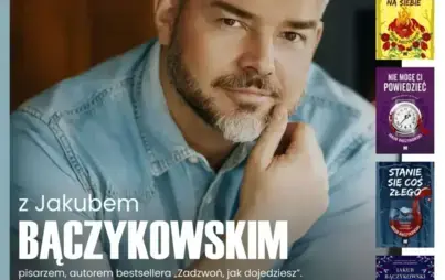 Plakat informacyjny. W centralnej części znajduje się kolorowe zdjęcie mężczyzny o kręconych, ciemnych włosach i krótkiej brodzie, wspierającego brodę na dłoni. Ma na sobie jasnoniebieską koszulę. Po prawej stronie zdjęcia widoczne są okładki książek. Na 