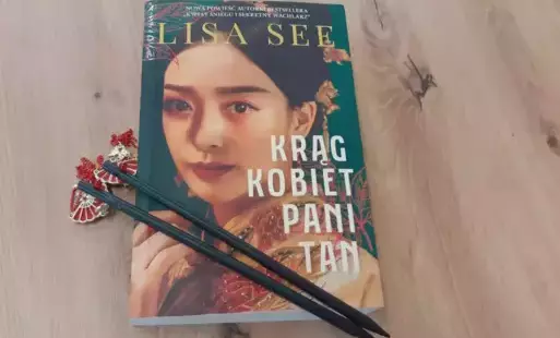 Ekspozycja omawianej lektury. Tytułowa książka na stole. 