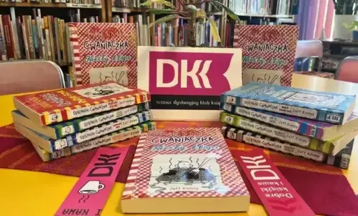 ułożone książki na stole