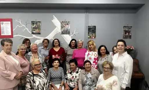 Uczestniczki spotkania wraz z pisarką