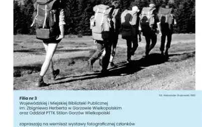 Na plakacie promującym wystawę znajduje się czarno-białe zdjęcie przedstawiające grupę osób idących po górskiej łące. Wszyscy niosą duże plecaki turystyczne, a w tle widać wzniesienia i las. Poniżej zdjęcia znajduje się plakat z informacją o wystawie foto