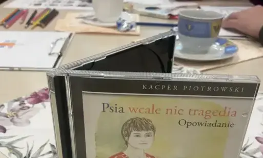 Na stole okładka audiobooka