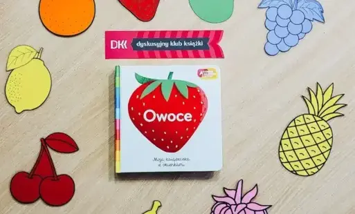 Tytułowe. Na środku książka omawiana podczas spotkania wokół niej znajdują się owoce z papieru. 