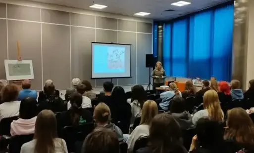 Prowadząca Agnieszka Mielczarek opowiada młodzieży o historii Parku Narodowego „Ujście Warty”