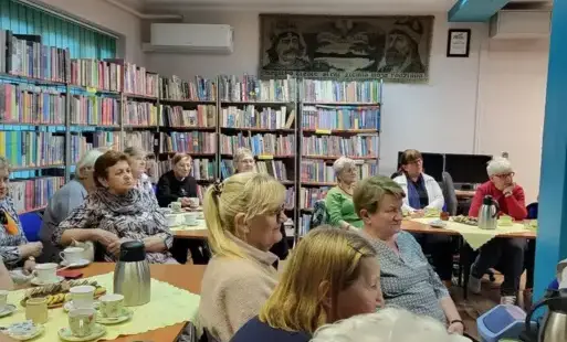 widok z boku na zebraną publiczność