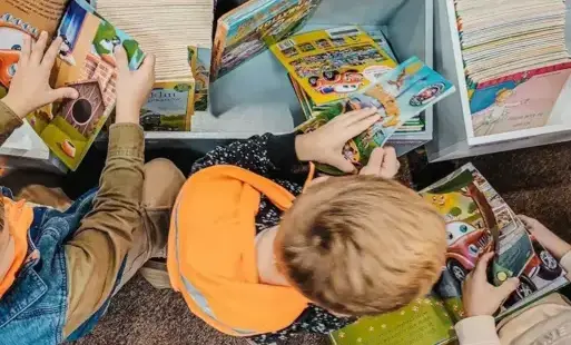Tytułowe – Dzieci oglądają książki z serii Samochodzik Franek. 