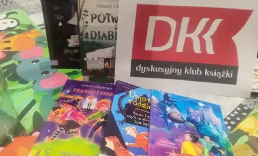 Zdjęcie główne - okładki książek wraz z logiem DKK.