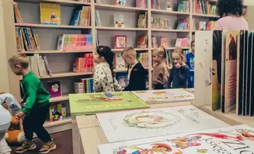 Tytułowe – Grupa dzieci zwiedza Oddział Dziecięcy.