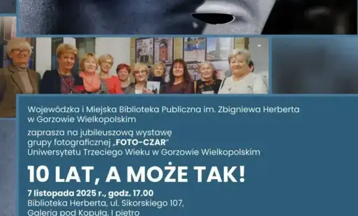 Kilka postaci pozuje do zdjęcia. Poniżej zamieszczony jest niebieski prostokąt z białym tekstem o następującej treści:  Wojewódzka i Miejska Biblioteka Publiczna im. Zbigniewa Herberta w Gorzowie Wielkopolskim zaprasza na jubileuszową wystawę grupy fotogr