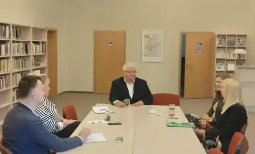 Dyrektor WiMBP Sławomir Szenwald, kierownicy DZS i DZR oraz koordynatorki projektu siedzą przy wspólnym stole w Czytelni DZR