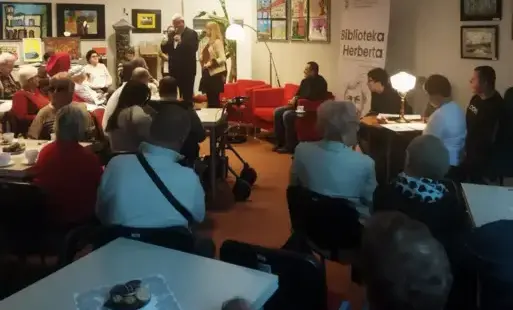 Publiczność zgromadzona podczas otwarcia V Poanku Poetyckiego.