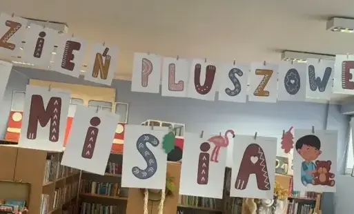 wiszący napis- Dzień Pluszowego Misia