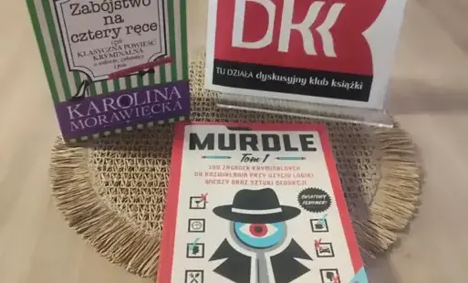 Logo DKK wraz z książką 'Zabójstwo na cztery ręce czyli klasyczna powieść kryminalna o wdowie, zakonnicy i psie'
