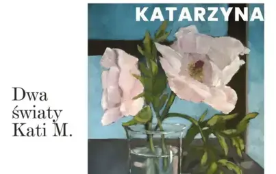 Plakat wystawy malarstwa Katarzyny Mielcarek „Dwa światy Kati M.”. Na obrazie widać dwie jasnoróżowe kwiaty w szklanym wazonie z wodą, ustawione na ciemnym stole, na tle niebieskiej ściany, obok leży opadły płatek. Tekst informuje o wernisażu 15 stycznia 