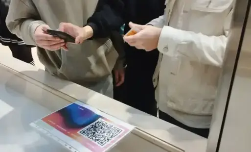 Młodzież odczytuje telefonem kod QR