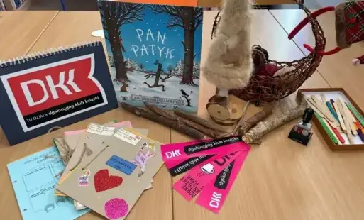 Zdjęcie startowe - – przedstawia książkę: Julia Donaldson „Pan Patyk”, napis DKK, zakładki 