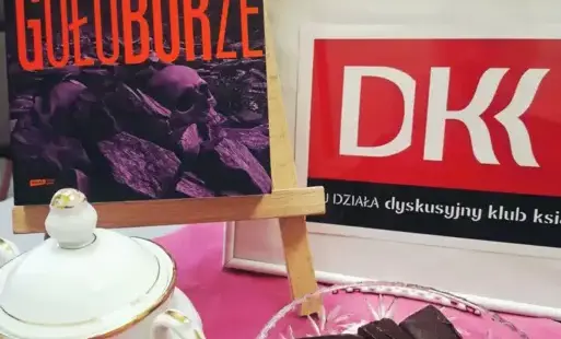 Na zdjęciu widoczna tytułowa książka 'Gołoborze' Macieja Siembiedy, umieszczona na sztaludze, obok logo DKK.