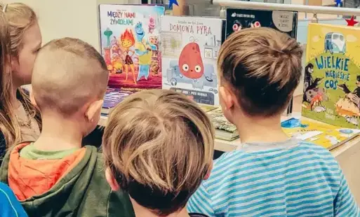 Dzieci oglądają nowości wydawnicze. 